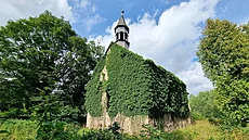 Kostel ze 16. století v polské vsi Okrzeszyn na hranicích s eskem je na prodej.