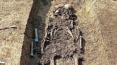 Kostrový hrob objevený na germánském sídliti na trase budoucí dálnice D35 mezi...