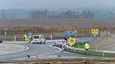 Na okružní křižovatce probíhají dokončovací práce. (21. listopadu 2023)