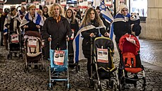 Pr�vod v Praze za propu�t�ní izraelských d�tí unesených Hamásem. (20. listopadu...