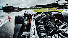 Formule KTM X-Bow ped vjezdem na polygon na rakouském Red Bull Ringu