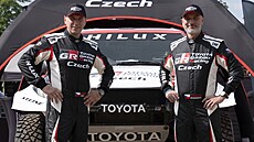 Tomá Ouedníek a David Kípal s vozem týmu Toyota Gazoo Racing Czech ped...