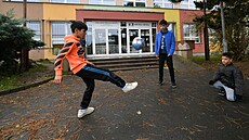 �áci v Chanov� hráli fotbal p�ed �kolou.