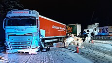 Nehoda nkolika kamion na dálnici D1 u sjezdu na Humpolec. (28. listopadu 2023)
