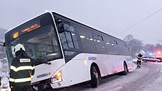 Hasiči v Královéhradeckém kraji vyprošťují autobus, který sjel do příkopu. (29....