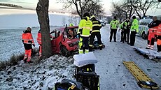 U Křenůvek na Olomoucku sjel řidič po smyku do příkopu, z vozu ho museli...