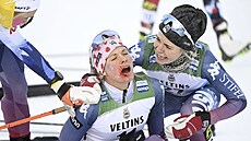 Amerianka Jessie Digginsová (uprosted) po závod na 20 kilometr ve finské...