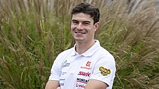 Ly�a� Michal Novák pózuje po tiskové konferenci p�ed sezonou.