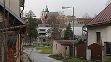 Pohled Křižíkovou ulicí směrem k centru města s dominantou věží chrámu sv....
