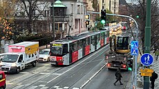 V Praze u Výton dolo k petrení trolejového drátu na tramvajové trati....