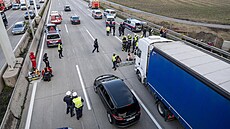 Klimatití aktivisté ze skupiny Last Generation Austria blokovali dálnici A2...