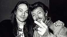 Axl Rose (vlevo) se zpvákem Davidem Bowiem v roce 1989.
