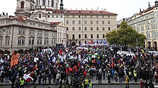 Tisíce lidí zaplnily Malostranské náměstí na protest proti vládním opatřením v...