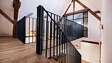 D�ev�né schodi�t� dopl�uje antracitové �elezné zábradlí.