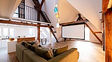 Místo televizoru se za jedním trámem skrývá promítací plátno.