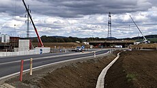 Stavba mimoúrovňové křižovatky na dálnici D4 u obce Lety na Písecku (26. října...