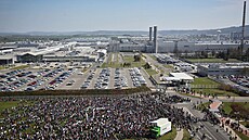 Protestující na prostranství ped továrnou.