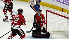 Branká� Petr Mrázek z Chicaga inkasuje gól v zápase s Buffalem.