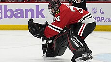 Branká� Petr Mrázek z Chicaga v zápase s Buffalem.
