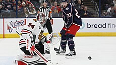 Branká� Petr Mrázek z Chicaga �elí �anci Jakea Beana z Columbusu.