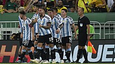 Argentinci slaví gól v zápase s Brazílií.
