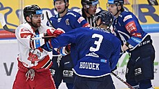 Michal Houdek (vpravo) se poty�kám nevyhýbá.