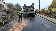 P�evrácený autoje�áb v obci Babice (22. listopadu 2023)