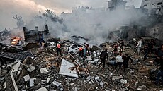 Obyvatelé pomáhají s uklízením trosek v Gaze (21. listopadu 2023)