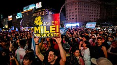 Píznivci nov zvoleného argentinského prezidenta Javiera Mileiho oslavují jeho...