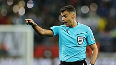 Rozhod�í Jesús Gil Manzano b�hem utkání Ukrajiny s Itálií.