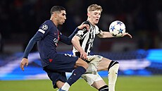 Krajní bek PSG Achraf Hakimi a útočník Newcastlu Anthony Gordon bojují o míč.
