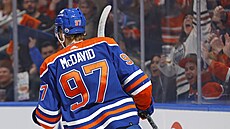 Connor McDavid z Edmonton Oilers slaví gól.