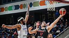 Jaromír Boha�ík (vpravo) z Nymburka zakon�uje na ko� Sabahu kolem Anthonyho...