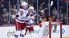 Chris Kreider (20) a Blake Wheeler (17) z New York Rangers slaví gól proti...