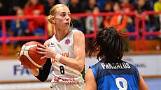 Petra Záplatová (vlevo) z BK �abiny Brno a Marissa Pangalosová z Moschatu