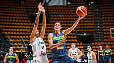 Maria Condeová z USK Praha zakonuje na ko Virtusu Boloa.