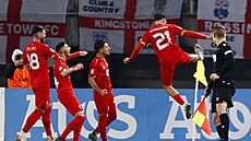 Severomakedontí fotbalisté slaví gól proti Anglii, vpravo Enis Bardhi.