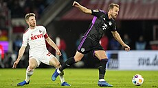 Harry Kane (vpravo) z Bayernu pechází kolem Floriana Kainze z Kolína.