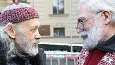 Disidenti Jiří Gruntorád a John Bok obdrželi rozhodnutí vlády, kterým odvolala...