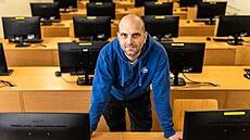 U�itel matematiky a informatiky Petr Hochman je jedním ze dvou kantor�, kte�í...