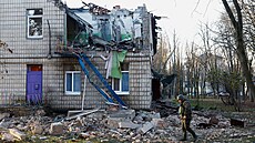 Ukrajinci prohlí�í �kody vzniklé po ruském dronovém útoku na budov� �kolky v...