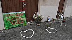 Lidé ve francouzské obci Crépol pokládají na ulici svíky a kvtiny, aby uctili...