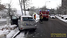 Pímo v Plzni na Borech havaroval dnes ráno osobní automobil. idi narazil do...