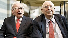 Šéf Berkshire Hathaway Warren Buffett (vlevo) a jeho dlouholetý spolupracovník...