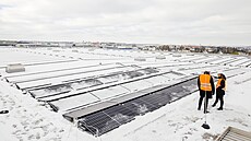 Fotovoltaická elektrárna na st�e�e skaldu CTP v Nupakách (29. listopadu 2023)