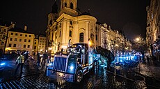 Na Starom�stském nám�stí pracovníci THMP vzty�ili váno�ní strom (28. listopadu...