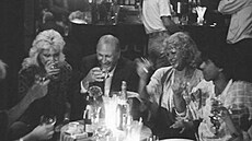 Kateina Broová, Zdenk Ornest, Alena Vránová a Sagvan Tofi ve filmu Kamarád...