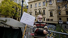 Ji�í Gruntorád dr�í protestní hladovku p�ed Ú�adem vlády. (20. listopadu 2023)