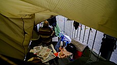 Jiří Gruntorád drží protestní hladovku před Úřadem vlády. (20. listopadu 2023)