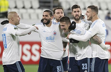 Fotbalisté Slovanu Bratislava se radují na hiti Klaksvíku.
